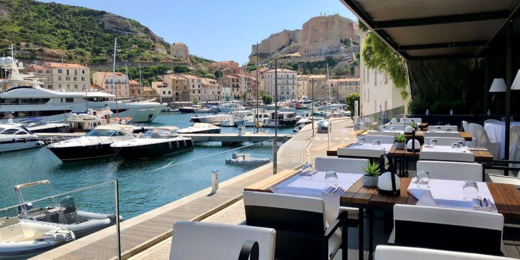 Rooftop avec vue sur le port de Bonifacio et la citadelle © Centre Nautique Bonifacio
