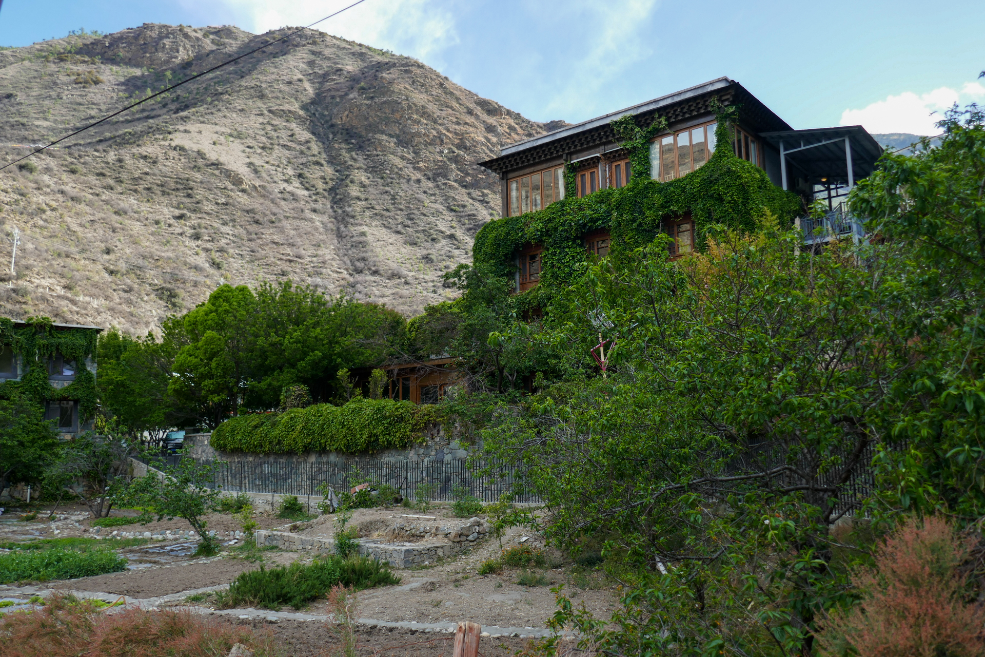 Le potager et l'hôtel Songtsam Benzilan Lodge © Pierre Gunther