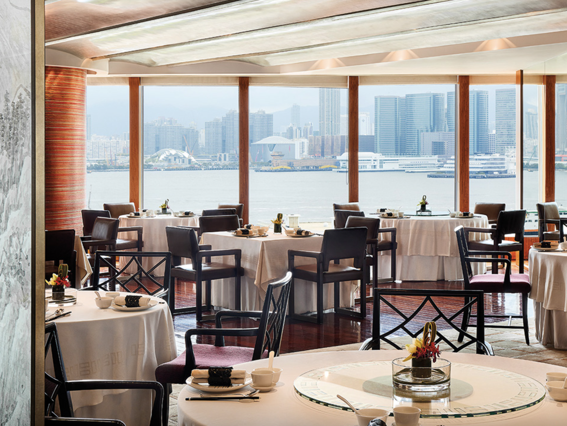 Le restaurant Lung King Heen et sa vue sur la baie © Lung King Heen
