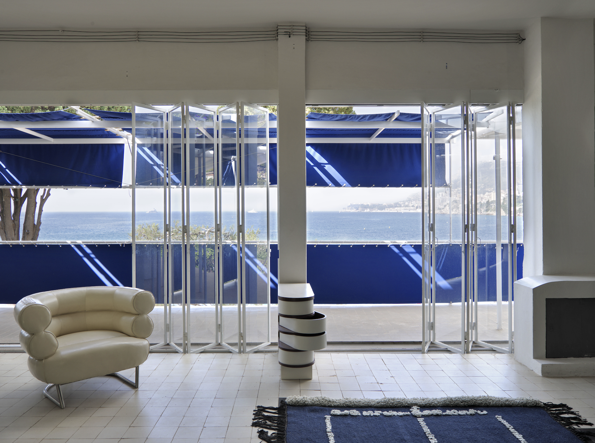 Villa E-1027, salle de séjour et balcon © Stéphane Couturier - CMN, 2026