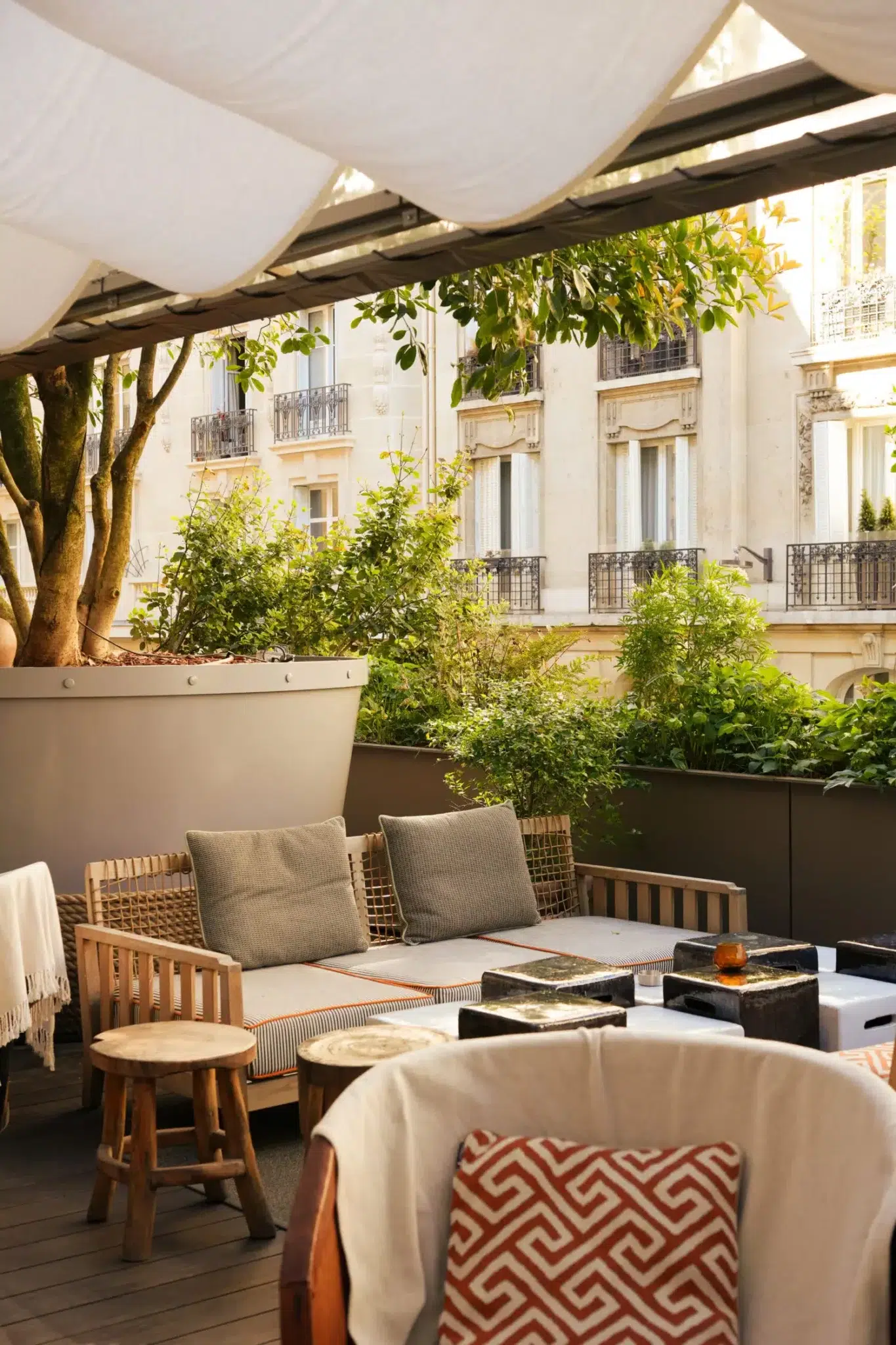 La terrasse de l'hôtel le Brach Paris © Aziliz Capture
