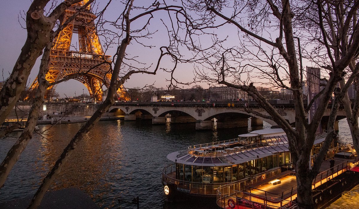 Manger sur la Seine face à la Tour Eiffel © Ducasse sur Seine