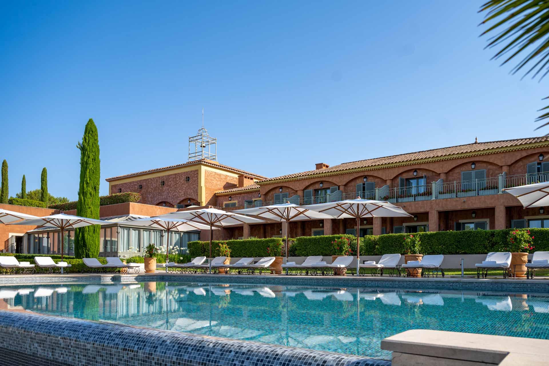 La piscine extérieure de l'hôtel en Provence © Live and Shoot