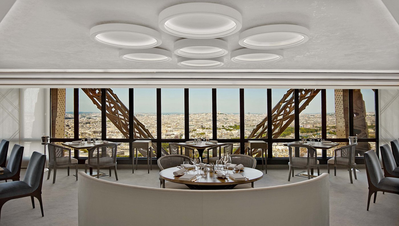 Manger dans la Tour Eiffel © Le Jules Verne