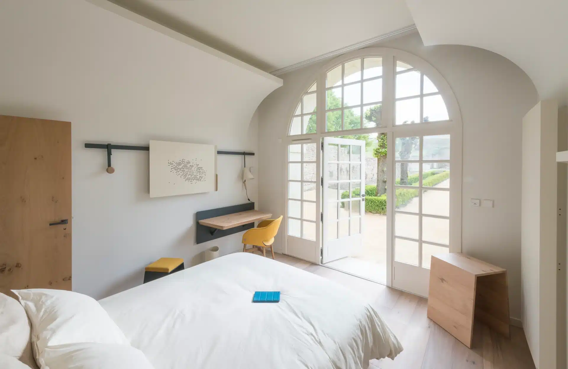 La chambre avec accès direct au jardin © Fontevraud l'Ermitage
