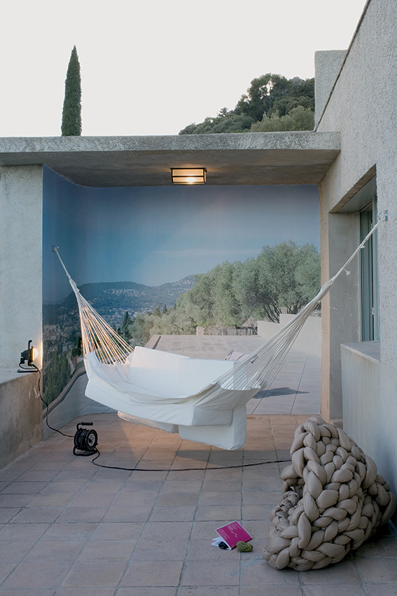 Clos Saint-Bernard dit villa Noailles. Chambre de résidence, design Bless © Olivier Amsellem