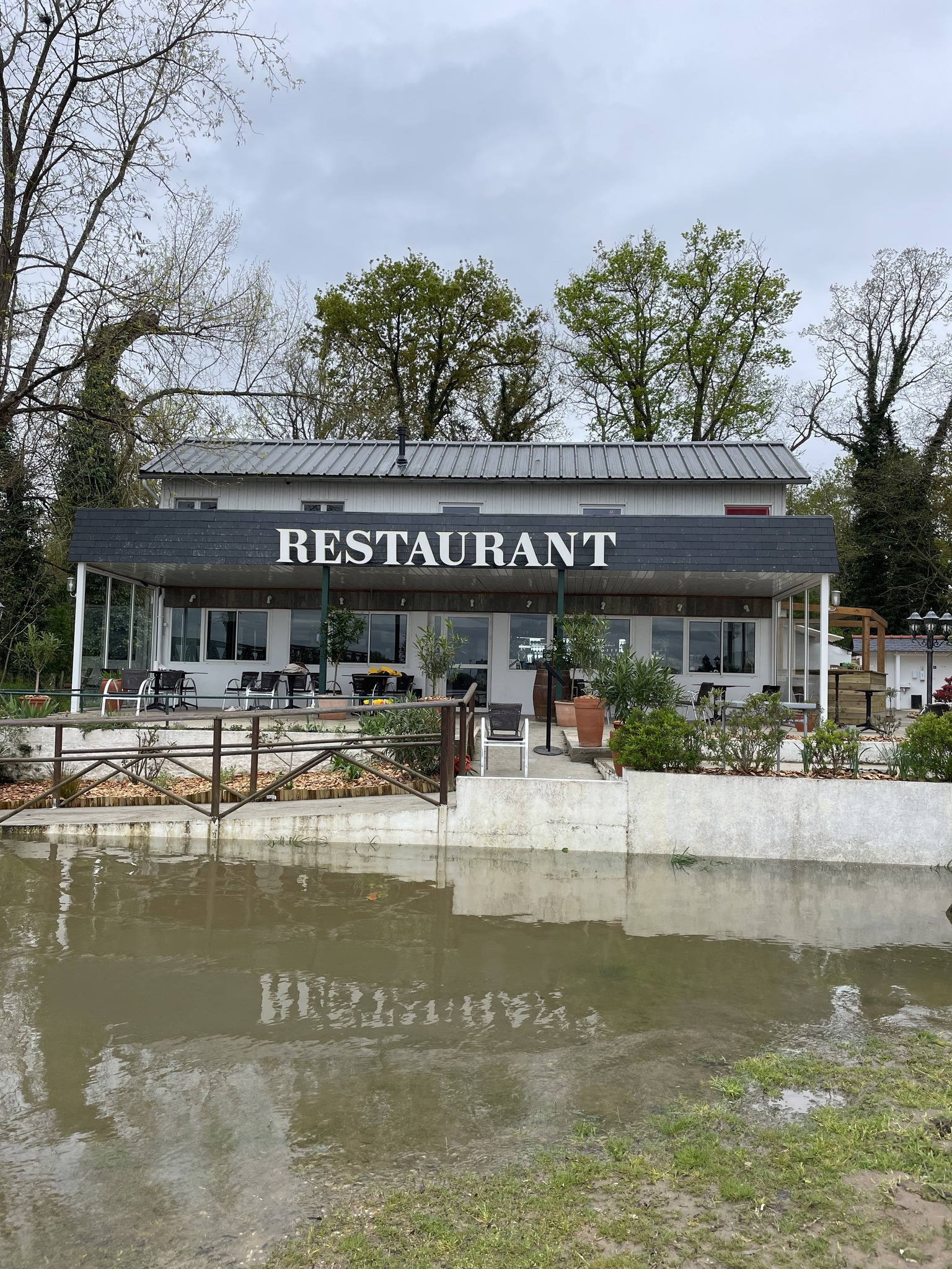 La guinguette LA RIVIERA © LA RIVIERA