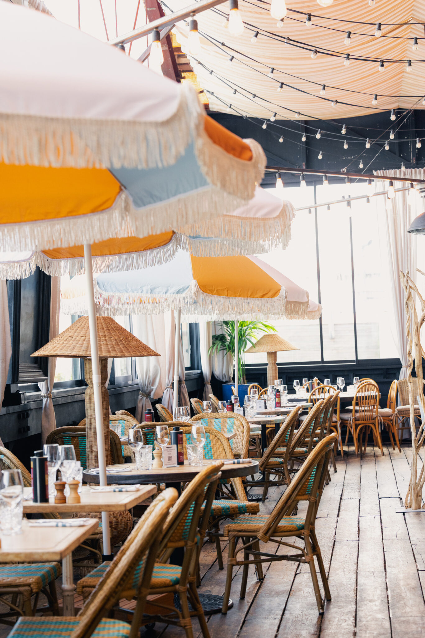 La terrasse du restaurant à Paris à l'esprit de guinguette © Cramat'