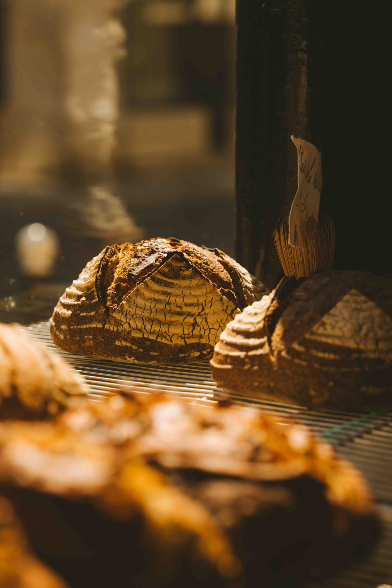 Une grande selection de pain dans la boulangerie à Paris © NIWA