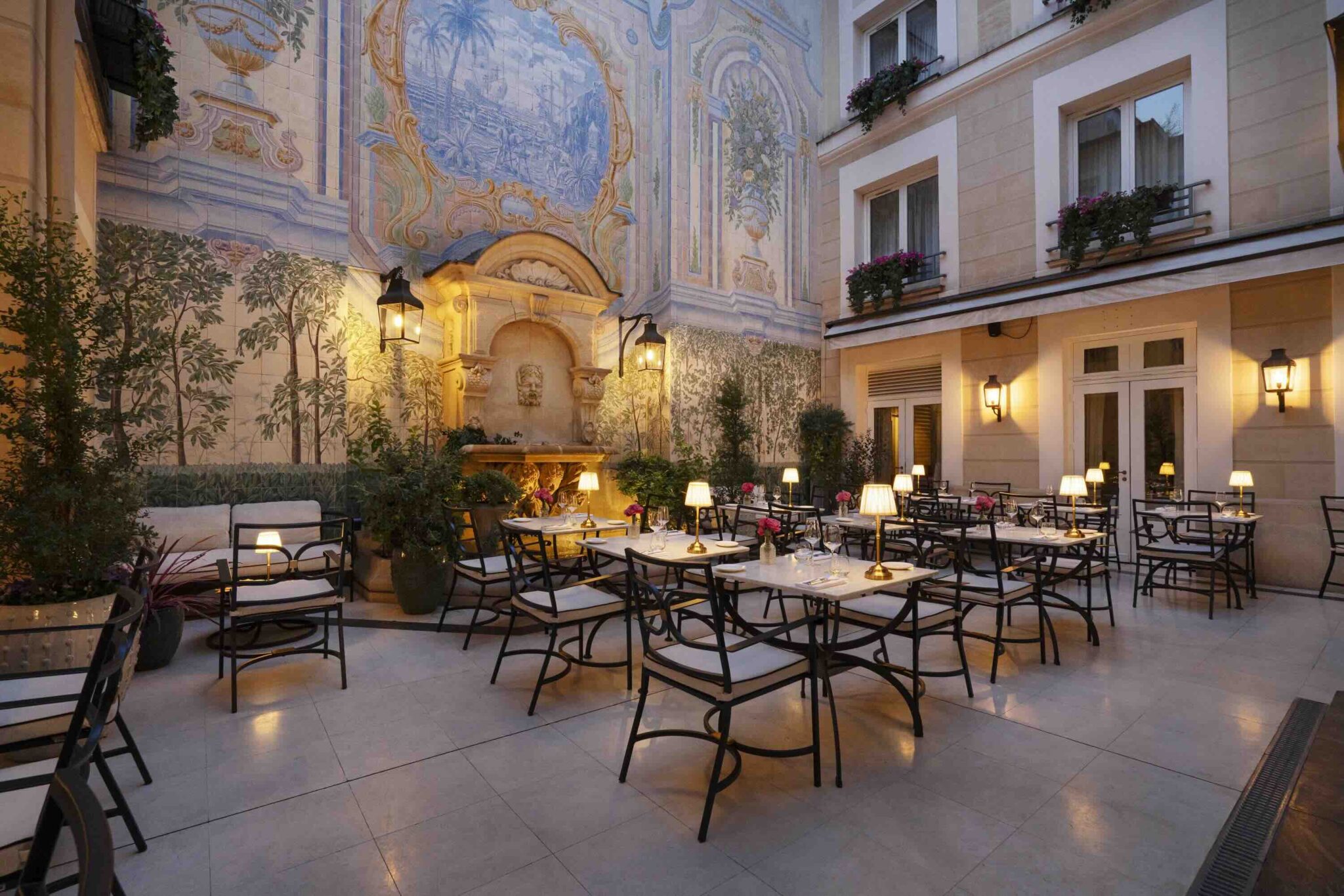 Le magnifique Patio de nuit du restaurant avec terrasse L'Assaggio © Maurine