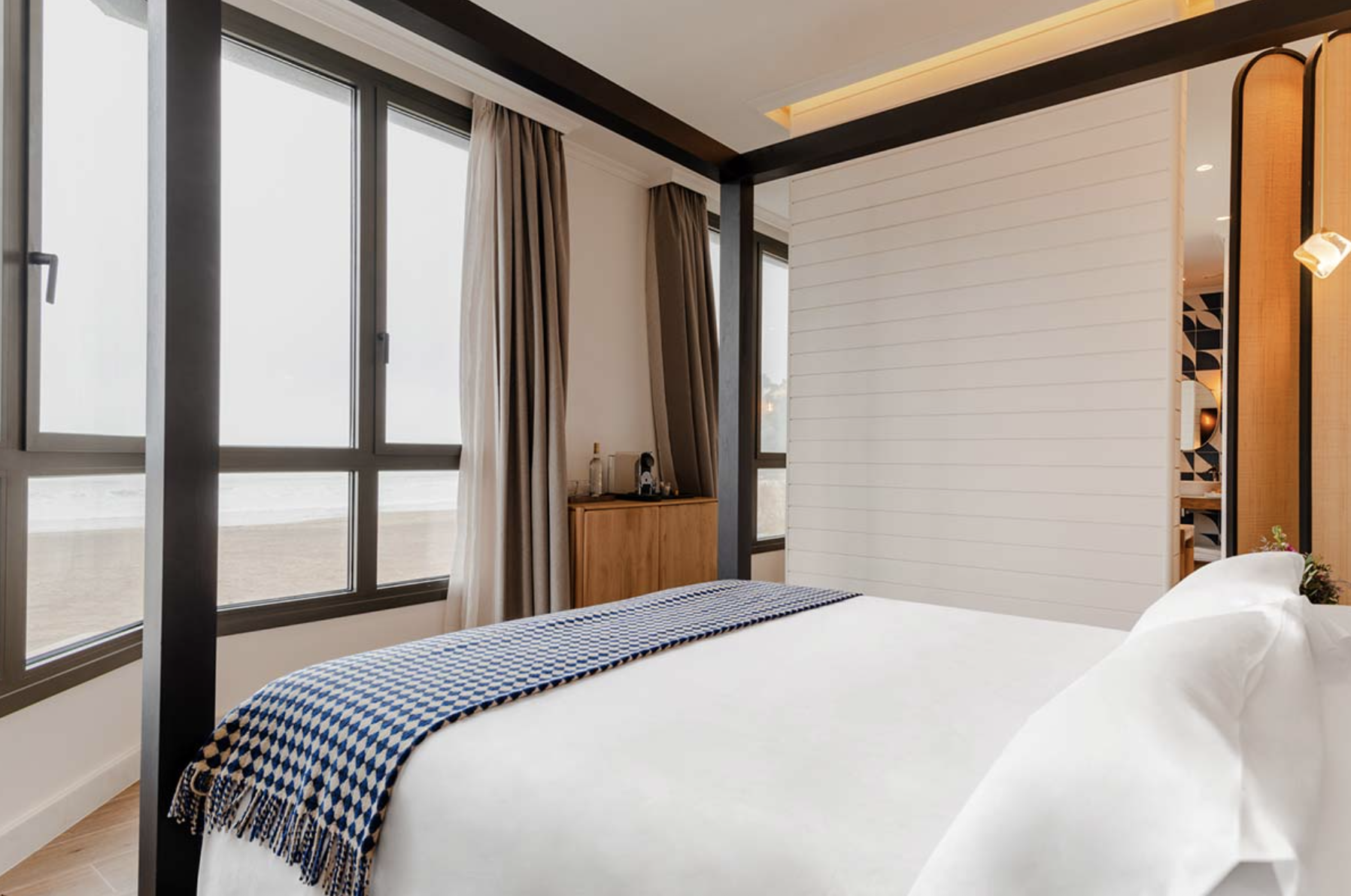 Une des chambres vue mer de l'hôtel Hiru Uhinak au Pays Basque espagnol © Hiru Uhinak