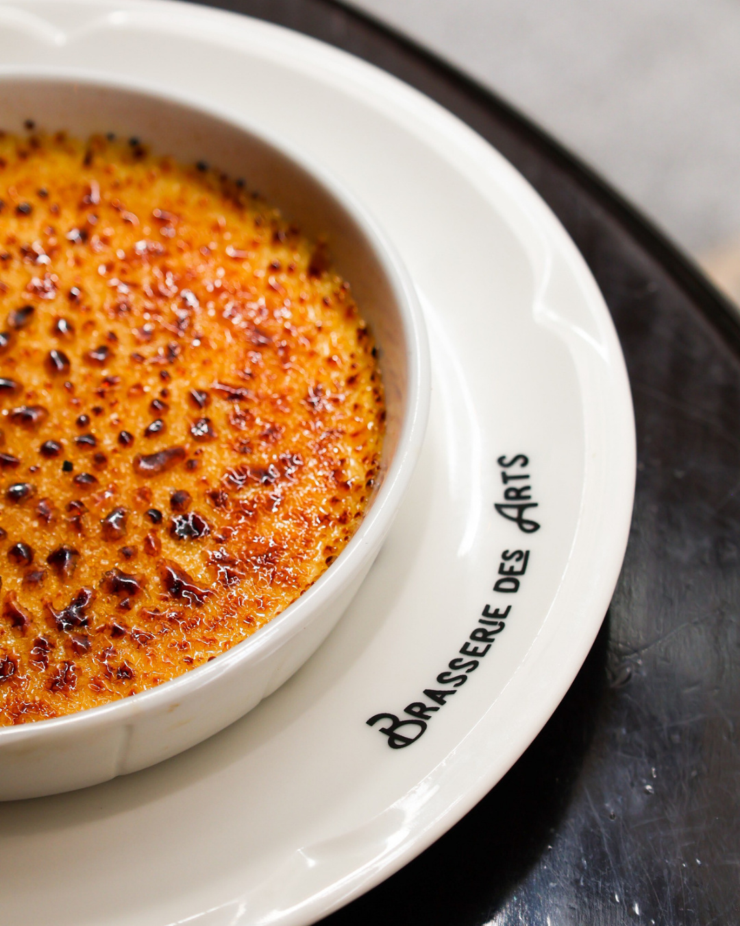 La crème brûlée très bien faite de la Brasserie des Arts © La Brasserie des Arts