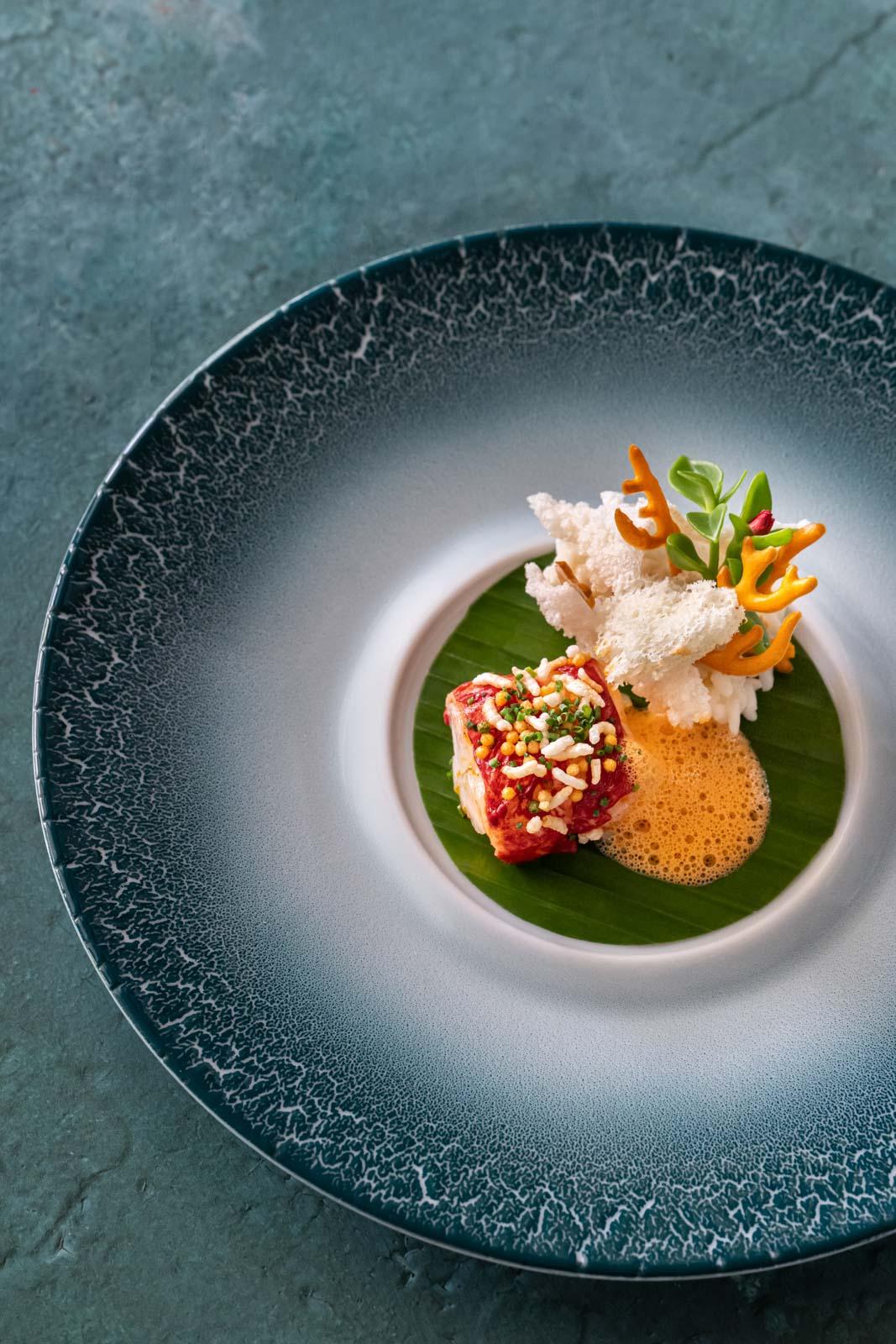 Trempage moderne de homard Breton, chantilly de riz au curry Bisacyen © Blue Bay Marcel Ravin