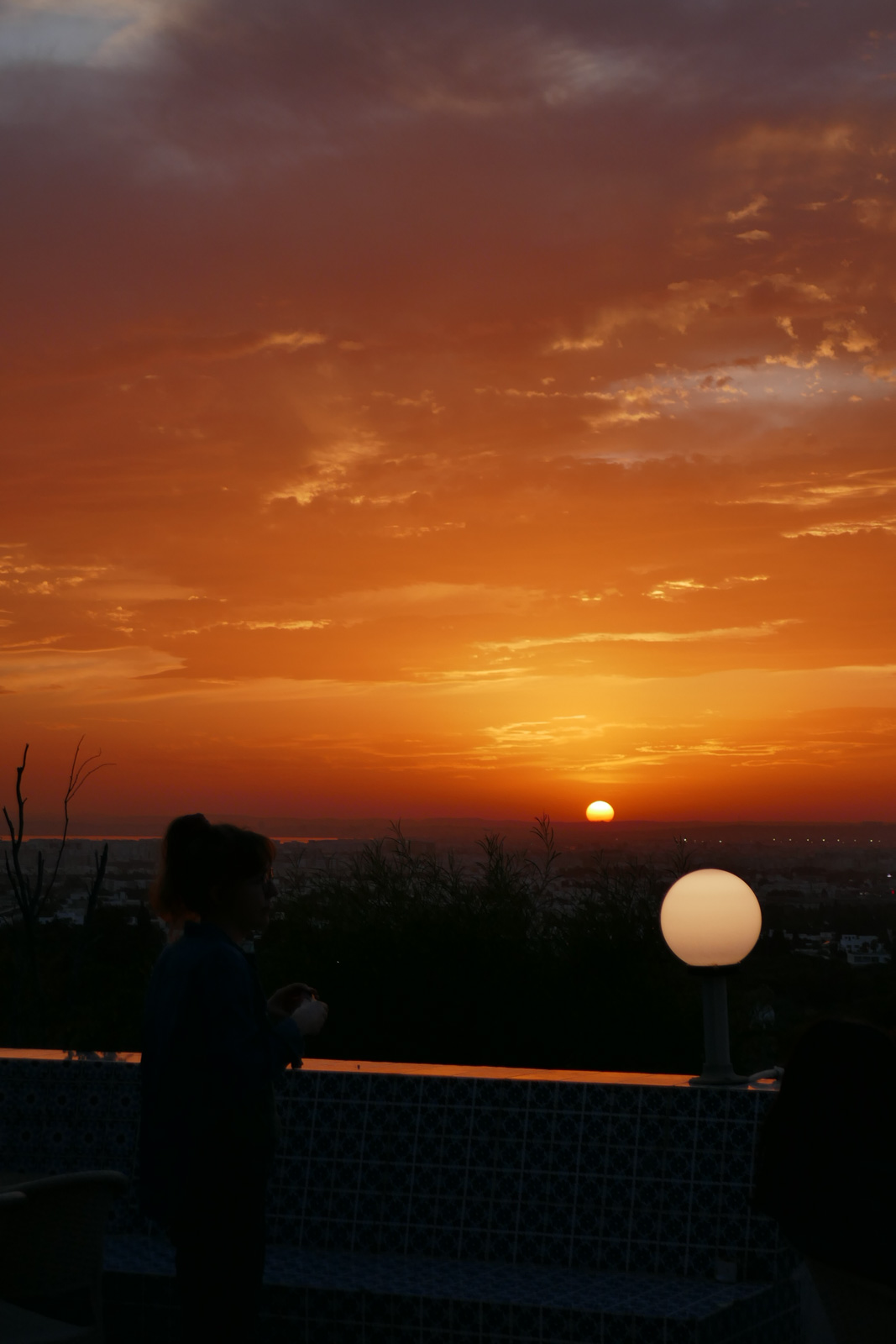 Le soleil couchant sur la terrasse de l'hôtel Sidi Bou Said à Tunis © Pierre Gunther