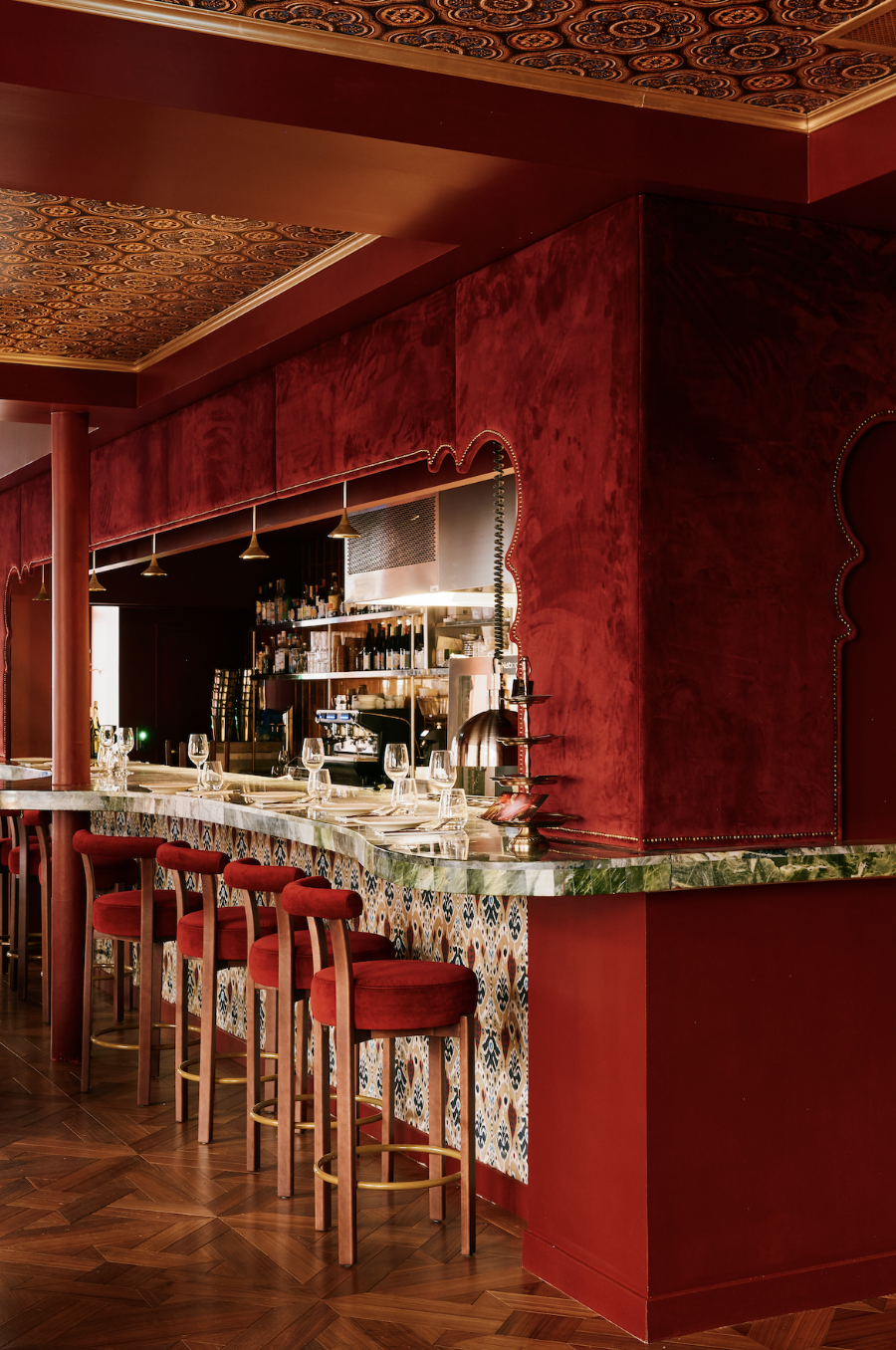 Le comptoir en marbre bordé de velours grenat de Kubaba © Dalia Group
