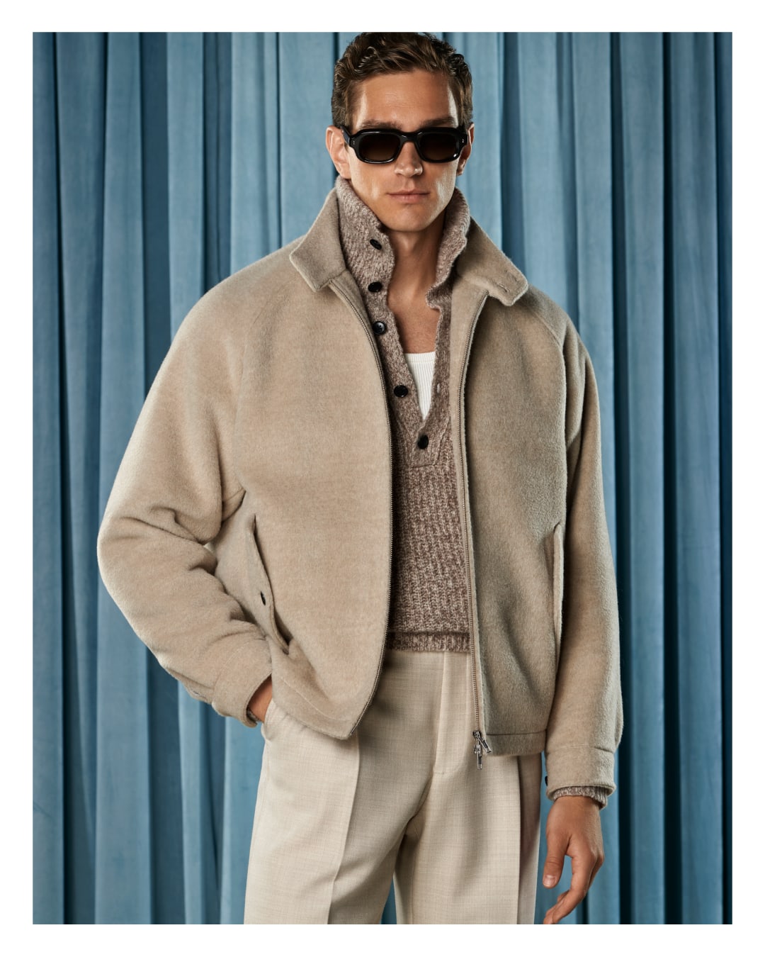 Le beige, couleur phare de la mi-saison masculine © Suit Supply