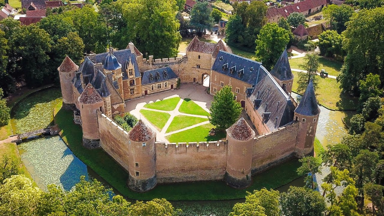 © Le Château d’Ainay-le-Vieil